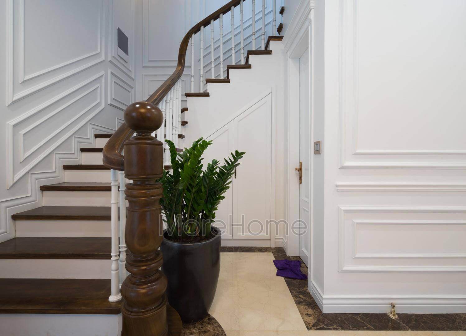 MoreHome tính toán kỹ lưỡng yêu cầu thiết kế và tiêu chuẩn phong thủy để đem lại cầu thang ưng ý nhất cho khách hàng Mẫu thiết kế và thi công nội thất biệt thự