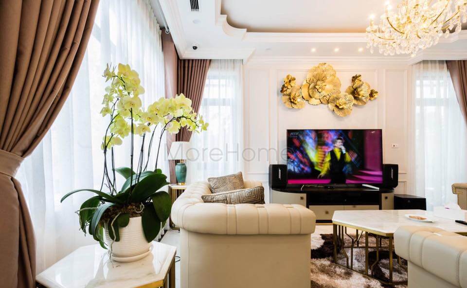Morehome sử dụng một số đồ decor ấn tượng như hoa nổi 3D, đèn chùm, thảm trải sàn để làm điểm nhấn cho không gian Mẫu thiết kế và thi công nội thất biệt thự