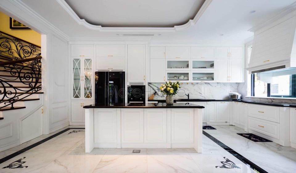 Toàn bộ không gian phòng bếp lấy tông gỗ trắng làm chủ đạo, giúp phòng rộng hơn thực tế Mẫu thiết kế và thi công nội thất biệt thự