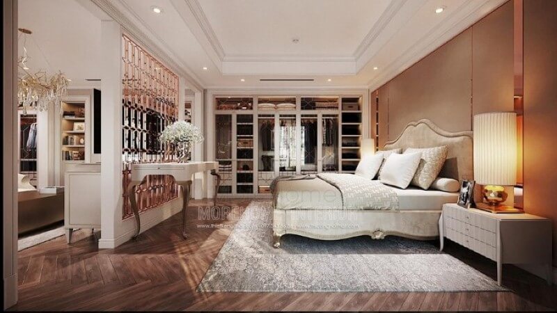 Trang trí nội thất phòng ngủ master ấn tượng với giường bọc tân cổ điển sang trọng, nệm ốp đầu giường tinh tế cùng thảm trải sàn hoa văn độc đáo. Mẫu thiết kế và thi công nội thất biệt thự