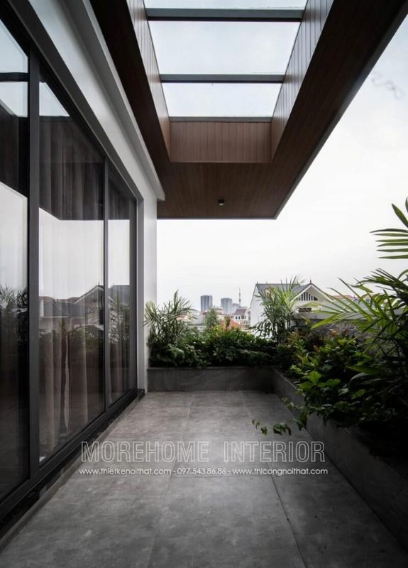 Trong môi trường sống không thể thiếu đi được vẻ đẹp đầy sức sống từ cây xanh, vì vậy khi thiết kế hay thi công nội thất, thi công ngoại thất bạn đừng quên trồng thật nhiều cây xanh và hoa nhé. Giống như công trình thi công khu vực ban công tràn ngập sắc xanh này tại nhà biệt thự 4 tầng tại Nghệ An.